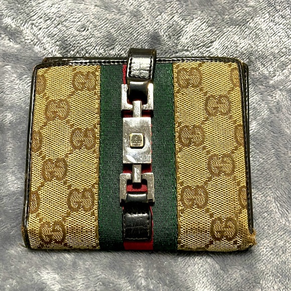 Authentic Gucci pushlock piston wallet. Preloved, fair condition. - Picture 1 of 6